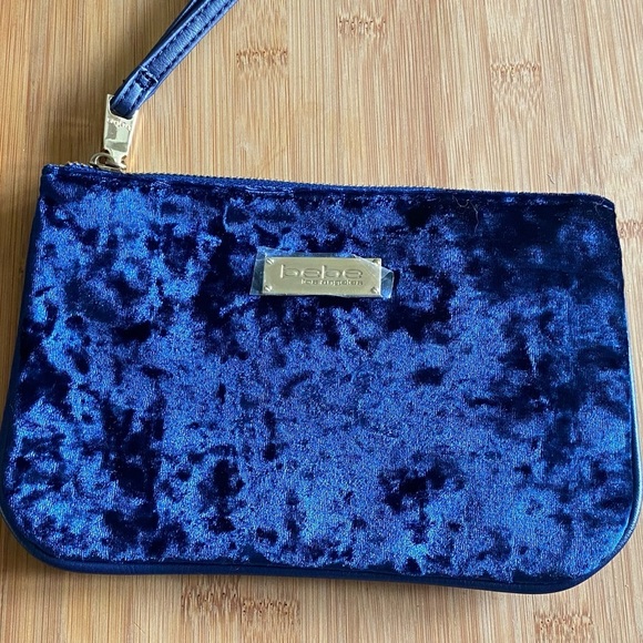 Bebe Los Angeles Annie Navy Crushed Velvet Wristlet NWT - Picture 2 of 9